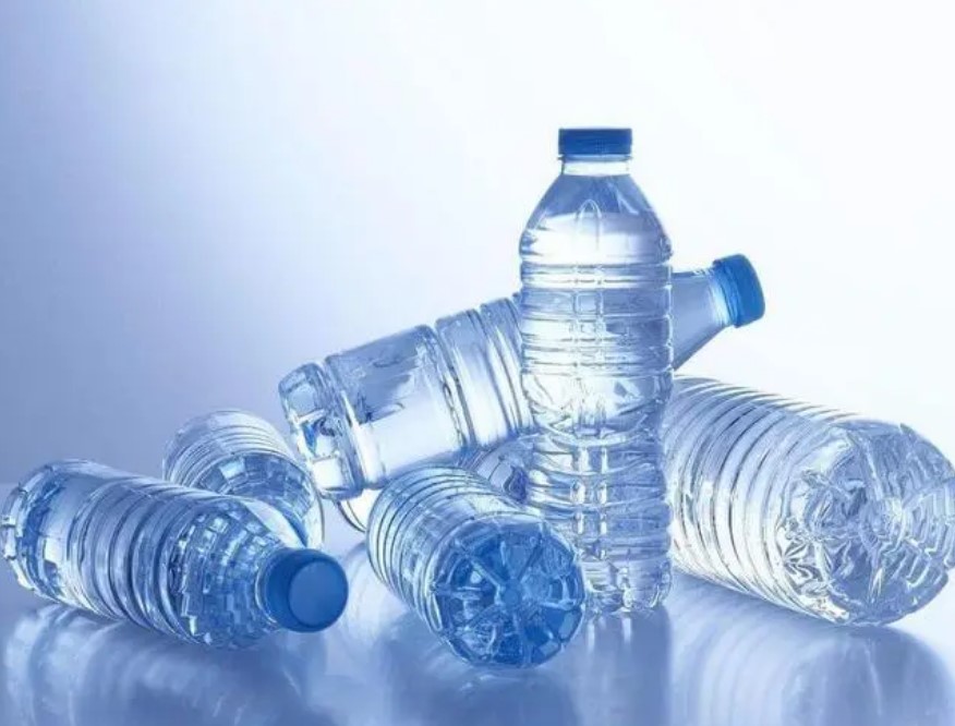 南京某酒店因会议浪费 43 瓶矿泉水被严肃警告（2023酒店因浪费水被警告）