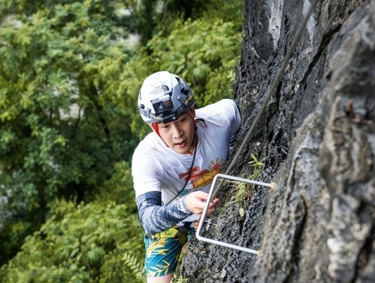 陆毅鲍蕾一家四口户外攀岩，分享照片引发热议（2023陆毅一家攀岩）