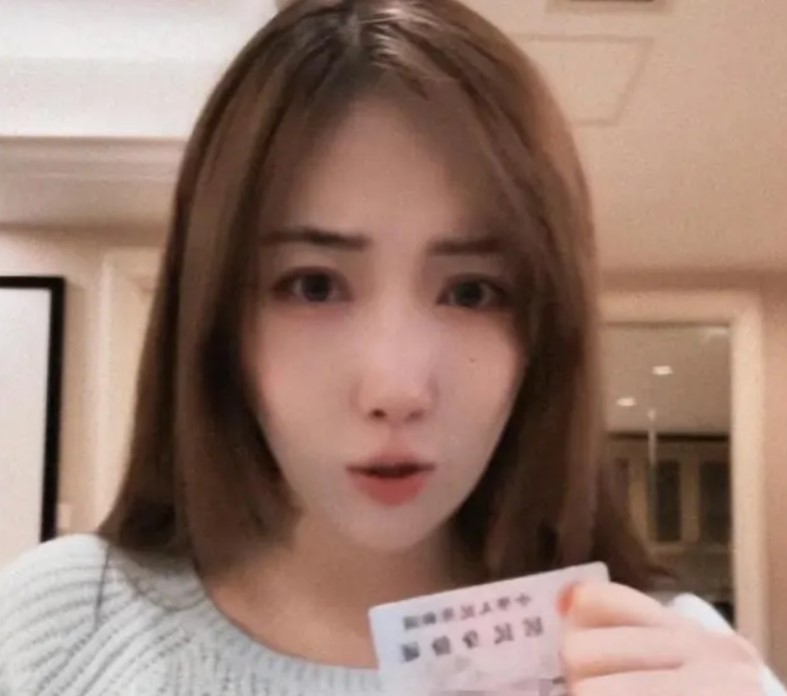 女明星实名举报北京某五星级酒店，称被困厕所 3 小时（2023女明星举报）