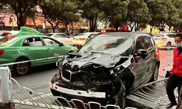 致5死13伤，广州一宝马车来回冲撞正过斑马线人群