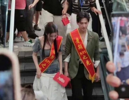 杨洋王楚然合体扫楼似婚礼迎宾，身上绑上了红色彩带（2023明星奇葩宣传）