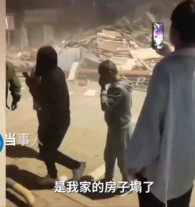 江西景德镇一民房坍塌 2人死亡，目前周边已经封锁了。
