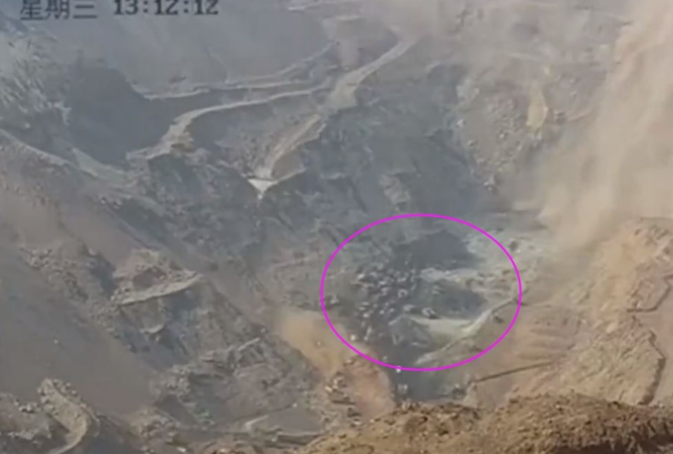 内蒙古自治区某露天煤矿坍塌，被困50余人