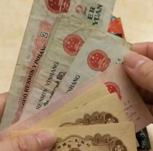 广西女子无意找到30年前钱包发现“巨款”