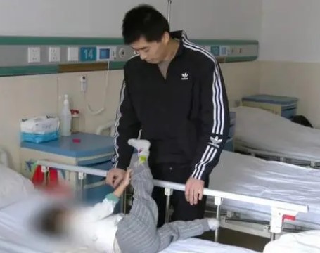 郑州95后父亲七个月暴瘦并减掉脂肪肝，捐肝救2岁女儿（2023父亲捐肝救女）