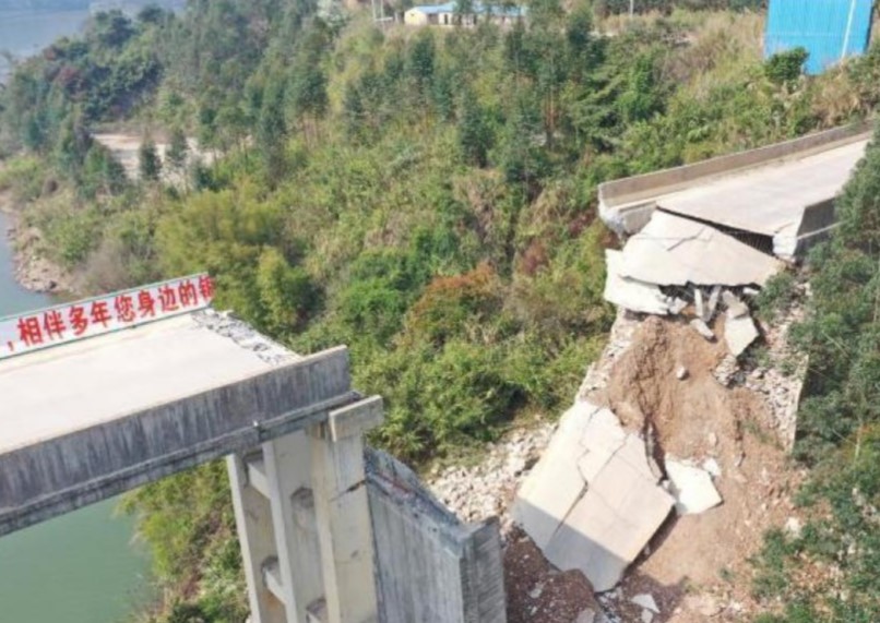 广西贺州步头大桥的桥面发生坍塌，所幸无人员伤亡