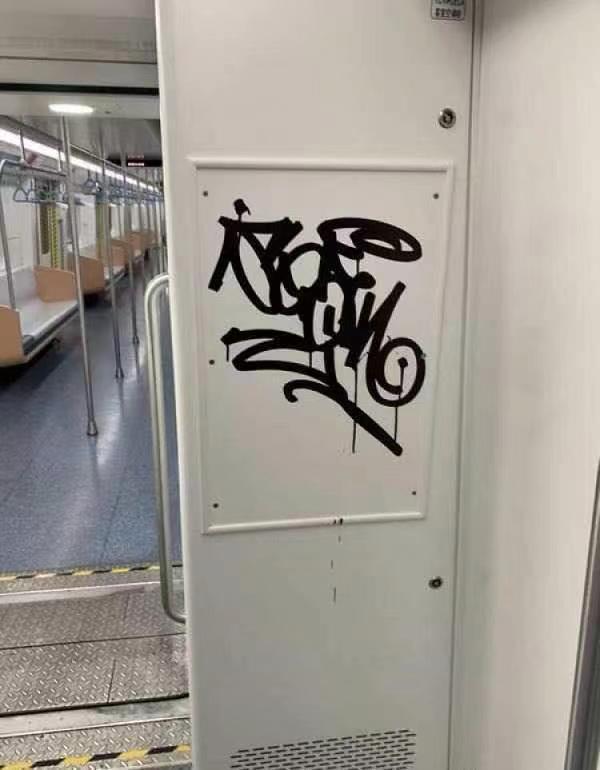 上海地铁内一男子涂鸦致列车停运，网友：怎么过安检的？