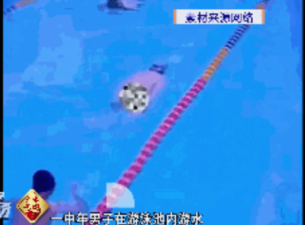 广州一男子游泳池内便溺 网友：最惨是身后那位（2023男子游泳池内便溺）