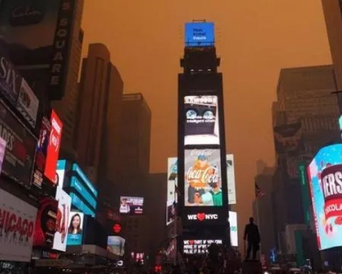 纽约天空呈现出橙色，空气中的PM2.5浓度高于标准10倍（2023纽约天空污染）