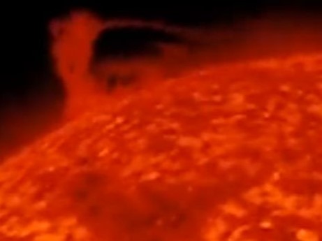 科学家首次发现！日冕物质抛射呈丝状围绕太阳旋转